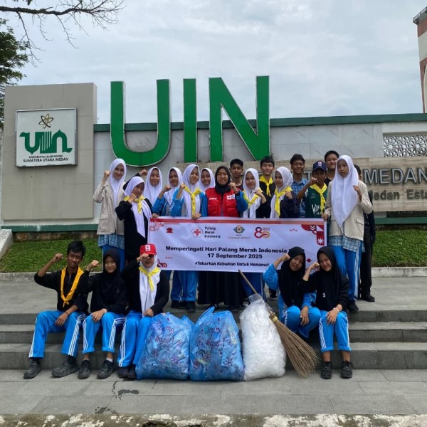 Peringati HUT ke-80 PMI Indonesia, PMR 081 MA Laboratorium Gelar Aksi Sosial Bersihkan Lingkungan Madrasah